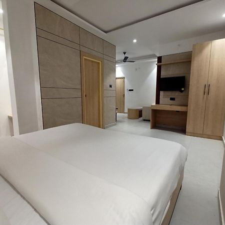 Hotel Global Inn -1 Km From Railway Station - Lift Food And Free Parking Lucknow Buitenkant foto