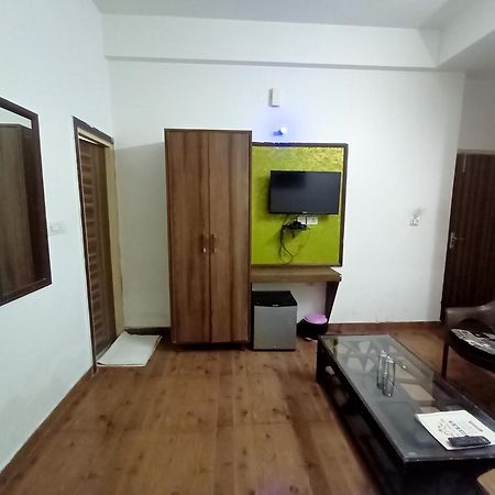 Hotel Global Inn -1 Km From Railway Station - Lift Food And Free Parking Lucknow Buitenkant foto