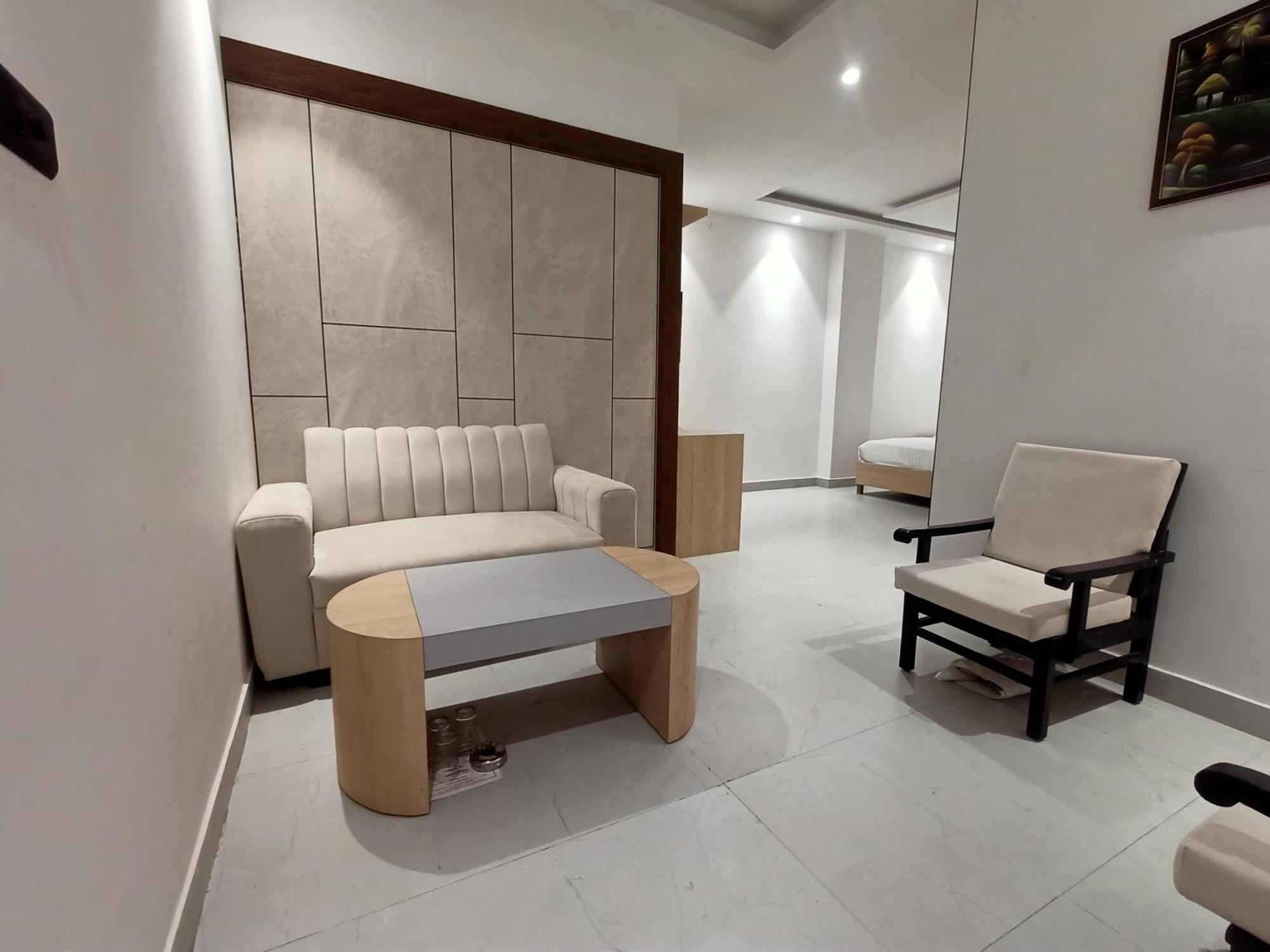 Hotel Global Inn -1 Km From Railway Station - Lift Food And Free Parking Lucknow Buitenkant foto