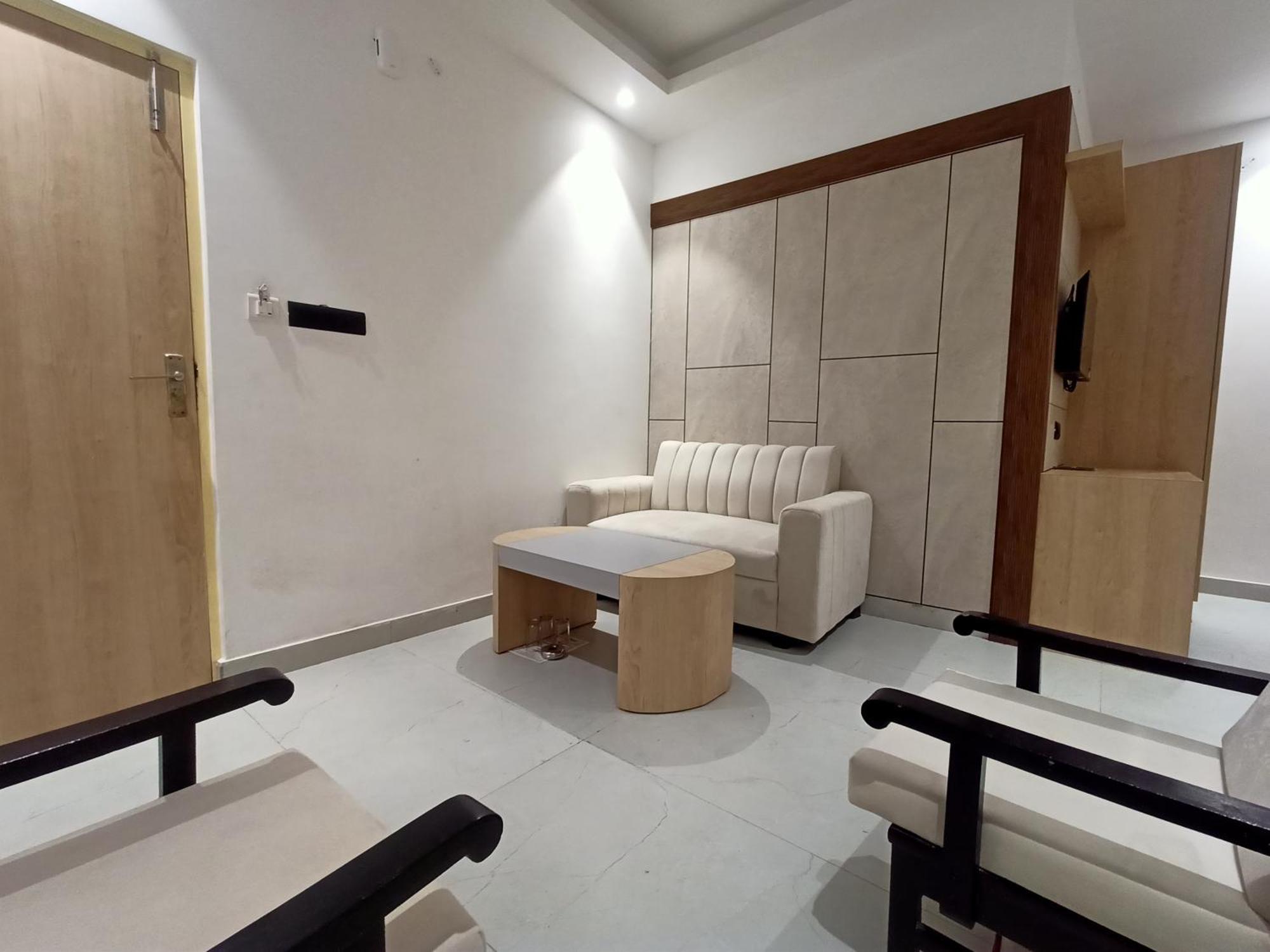 Hotel Global Inn -1 Km From Railway Station - Lift Food And Free Parking Lucknow Buitenkant foto