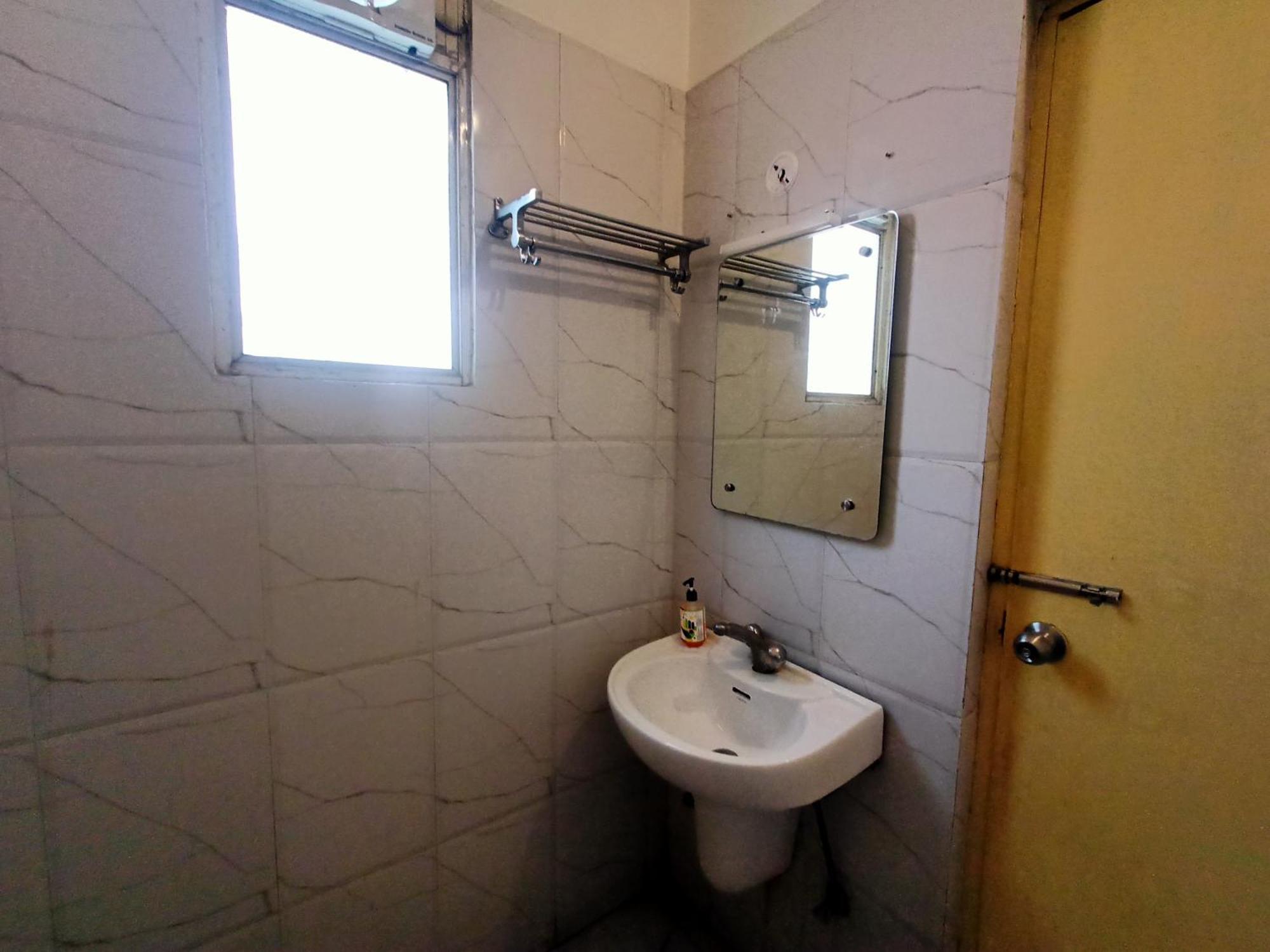 Hotel Global Inn -1 Km From Railway Station - Lift Food And Free Parking Lucknow Buitenkant foto