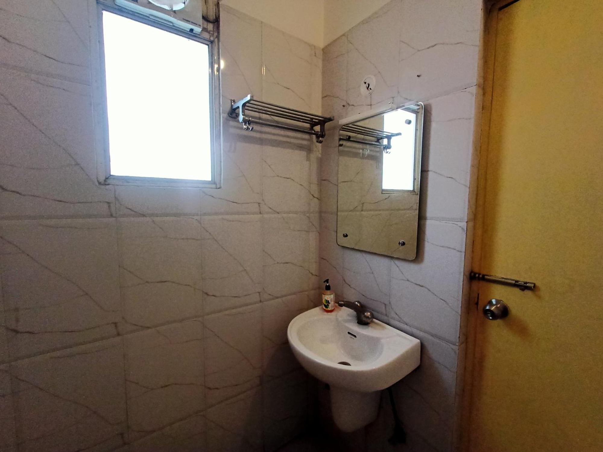 Hotel Global Inn -1 Km From Railway Station - Lift Food And Free Parking Lucknow Buitenkant foto