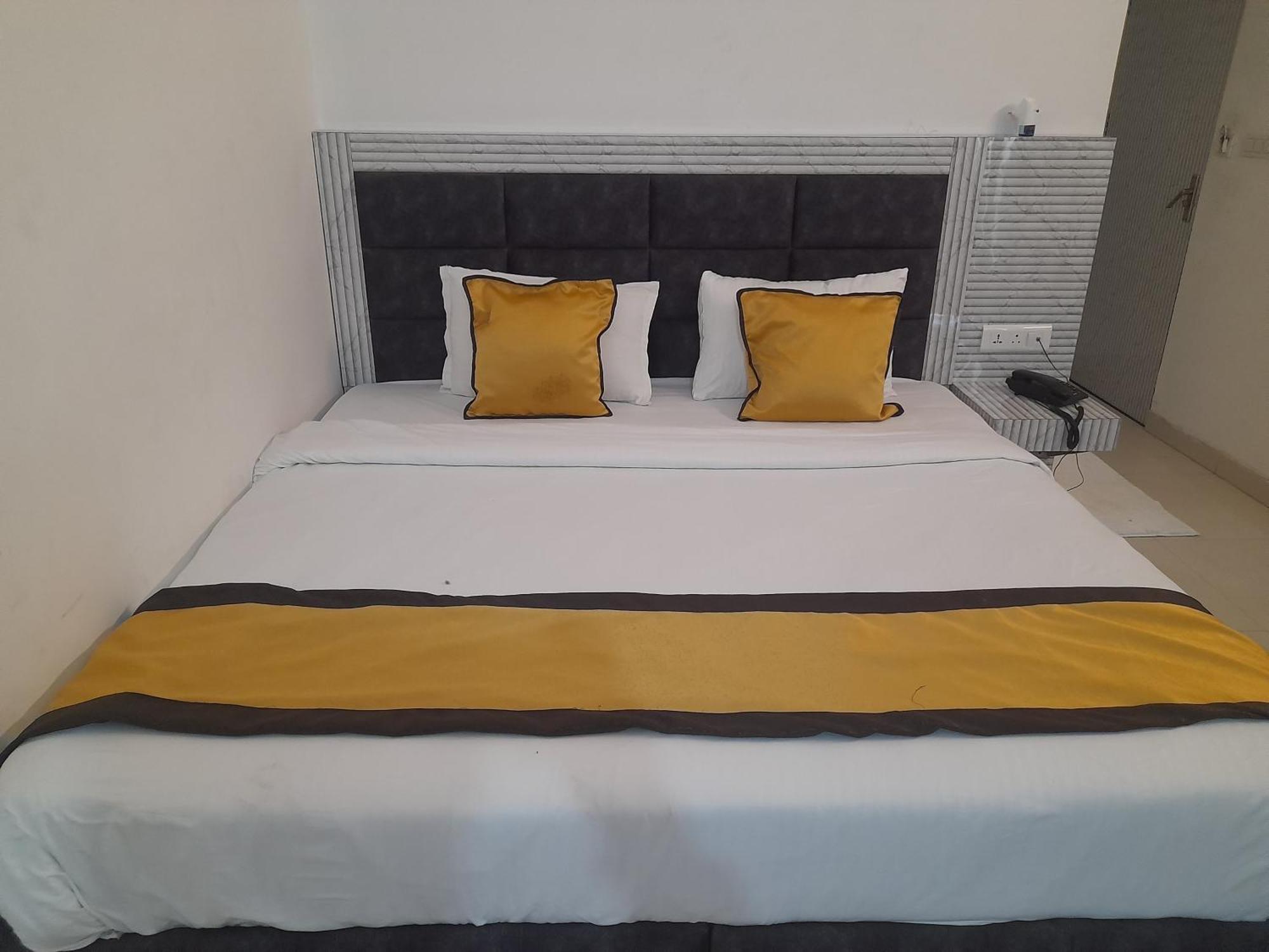 Hotel Global Inn -1 Km From Railway Station - Lift Food And Free Parking Lucknow Buitenkant foto