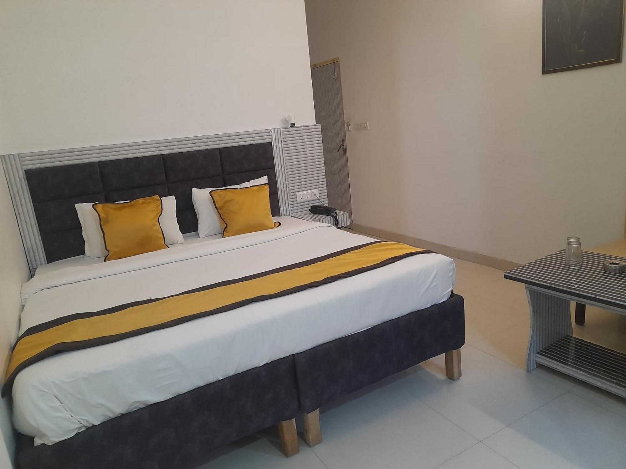 Hotel Global Inn -1 Km From Railway Station - Lift Food And Free Parking Lucknow Buitenkant foto