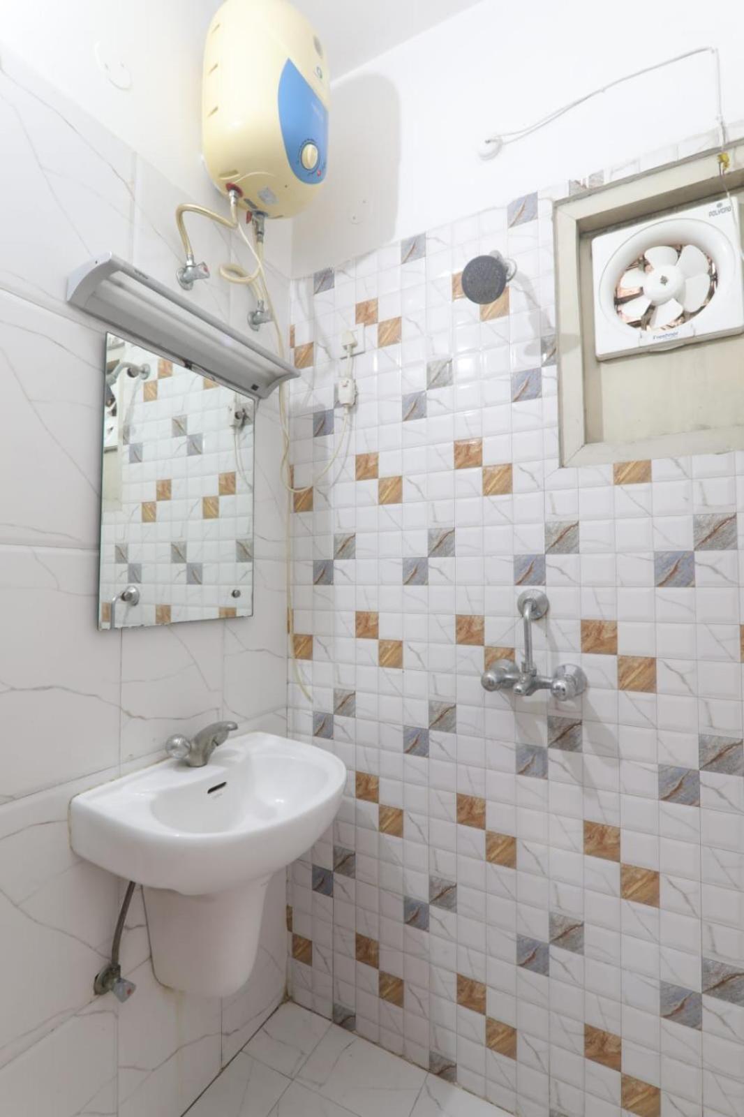 Hotel Global Inn -1 Km From Railway Station - Lift Food And Free Parking Lucknow Buitenkant foto